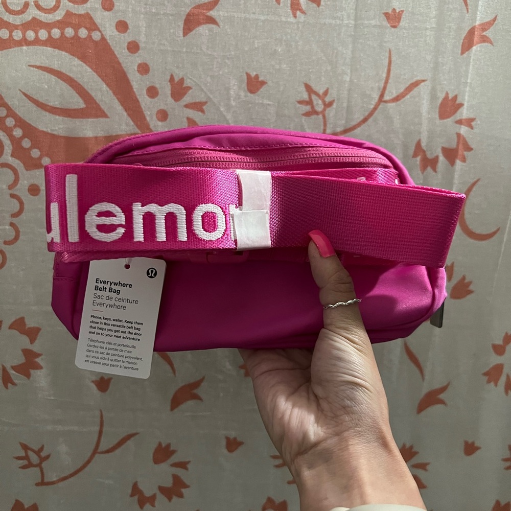 BRAND NEW WITH TAGS! LULULEMON sonic pink/white Wordmark everywhere belt bag